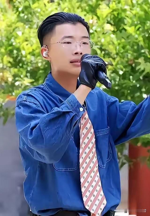 据说唱《诺言》的郭有才，在红火了两年后，解散了公司，重新回到了梦开始的地方，在菏
