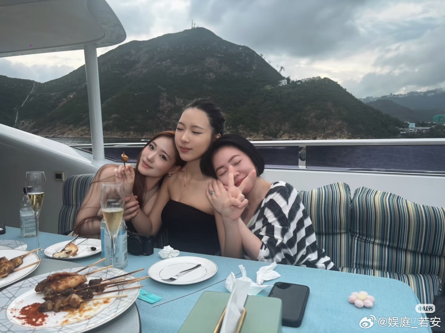 小S时隔6年更新社交账号小S晒香港旅游合照她的动态一出，立刻引来了网友们的热议。