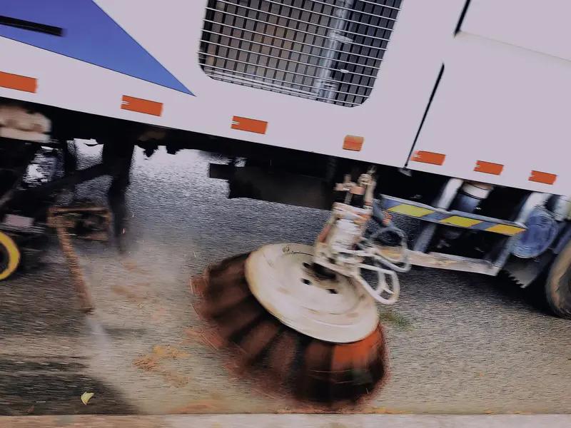 机扫车产生的废水去向有多种。常见的是从车体下排放，经过过滤和净化后，通过排水管排