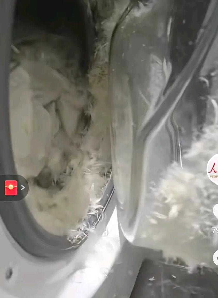 女子洗羽绒服发生爆炸，女子用手洗羽绒服后，用洗衣机脱水甩干，
结果发生爆炸，脸部