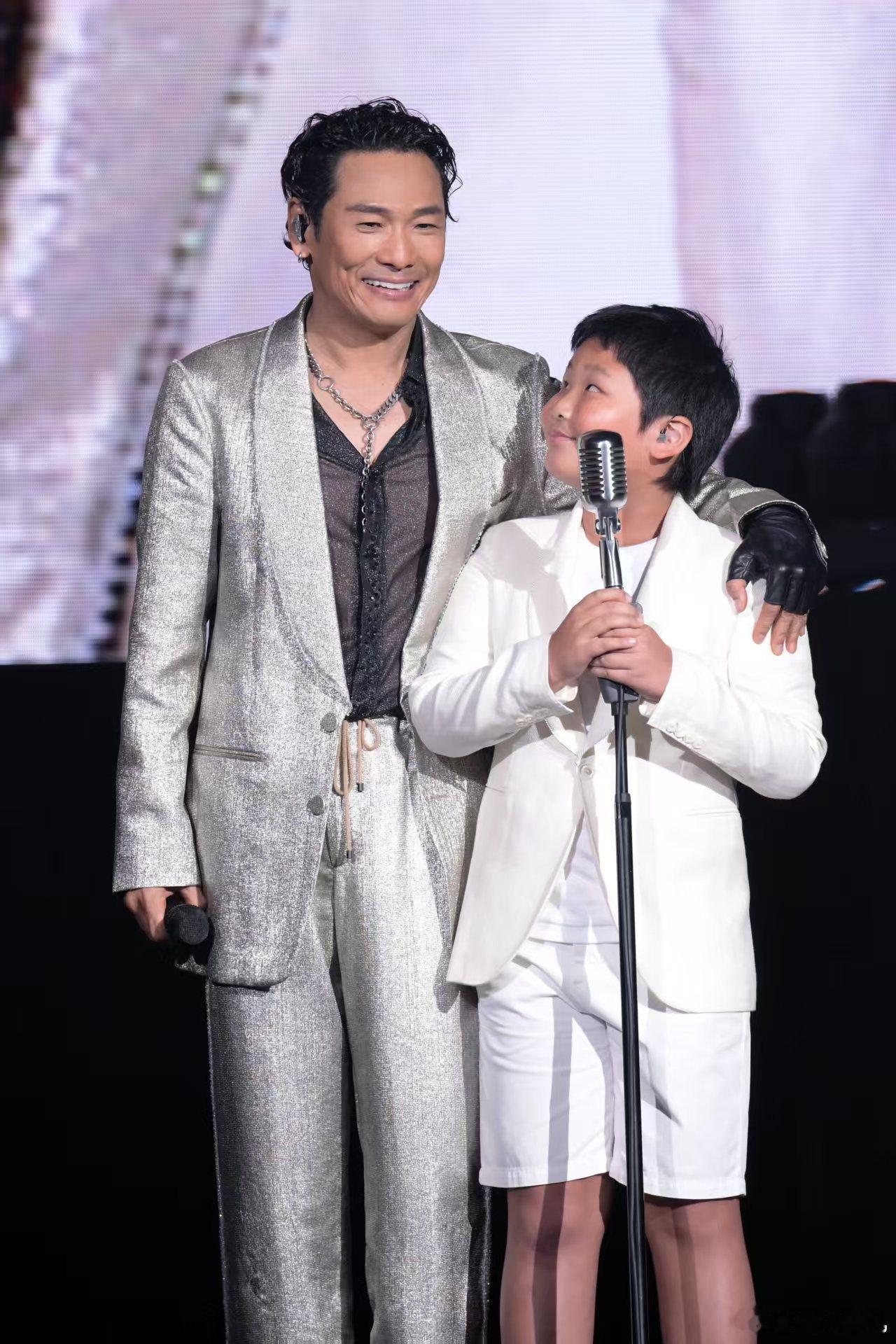 半个港圈都在杜德伟演唱会红馆这晚彻底被杜德伟的演唱会点燃了！林志颖从升降台升起来