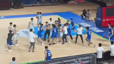 山东男篮U21太狠了！四个球员围殴辽宁队一个球员，说实话，有点同情辽宁队18号球