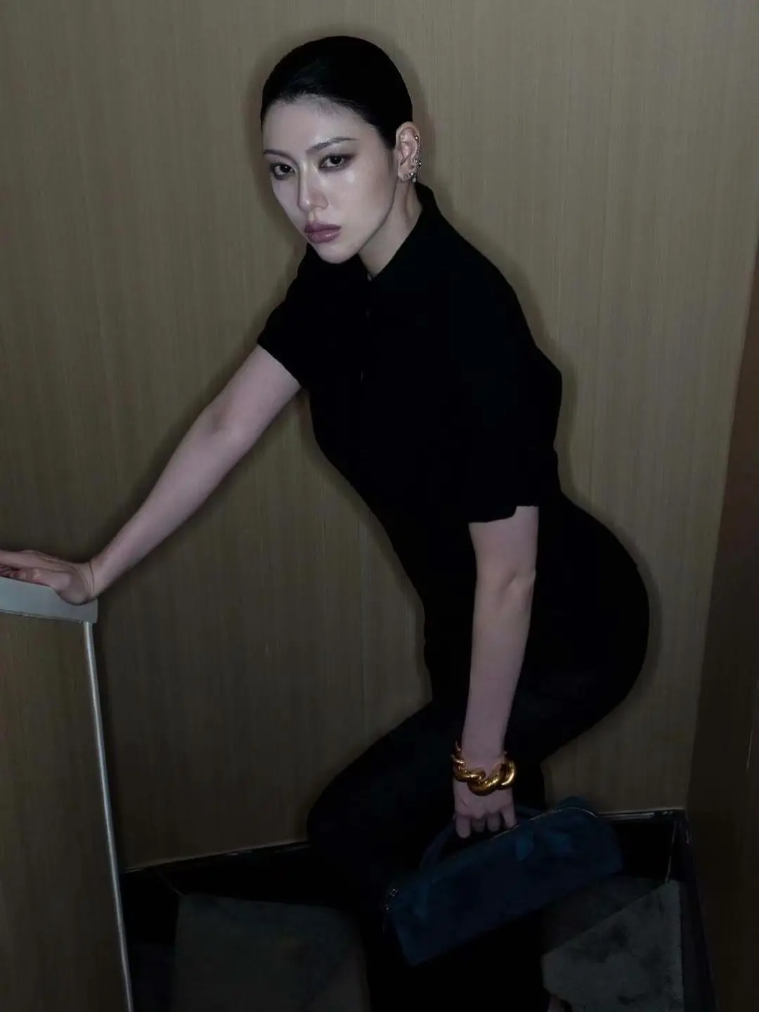 三吉彩花。