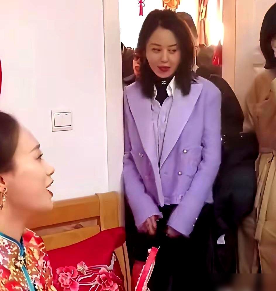 砸下66万现金，送了一套房，辛芷蕾在弟弟婚礼上却像个透明人，连合影都往边上缩。