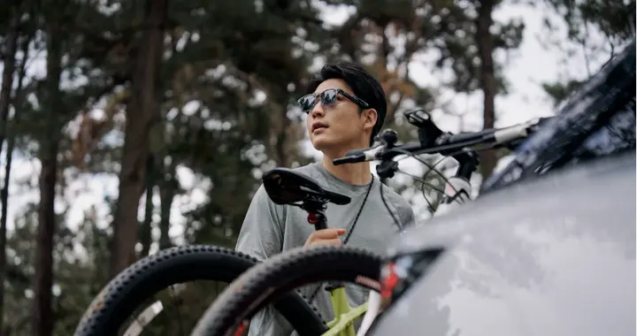 闪电快讯 ｜ 理想第一款人工智能硬件：AI眼镜 Livis 起售价1999元