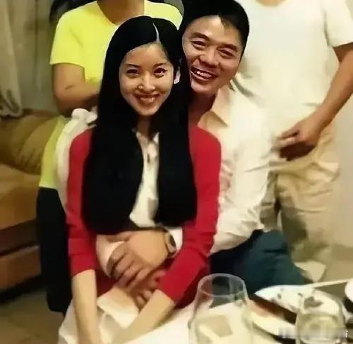 章泽天年少倾心刘强东，不意外。刘强东 178 厘米，五官端正，气质不凡，引少女青