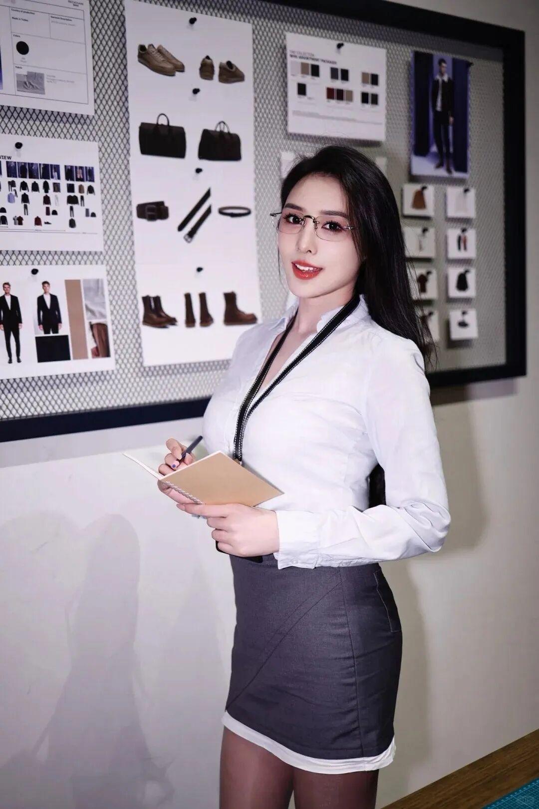 女生拥有一双长腿是什么感觉? 办公室文员