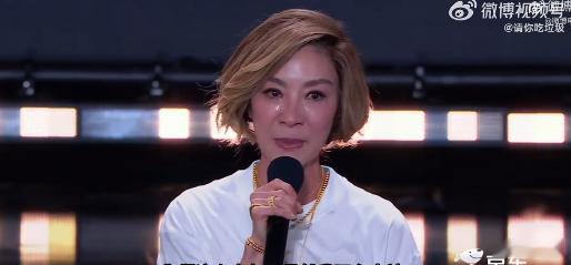 杨紫琼哭了 光影路上坚守初心不改，杨紫琼斩获奥斯卡影后彰显华人风采，真情落泪触动