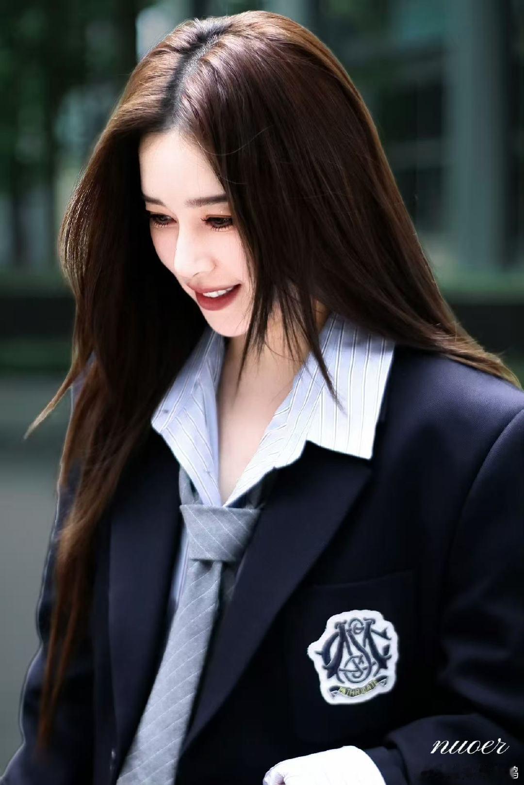 阚清子学姐你太美好了阚清子美式学院证件照 忙碌一天被这组美照治愈，徽章西装搭配衬