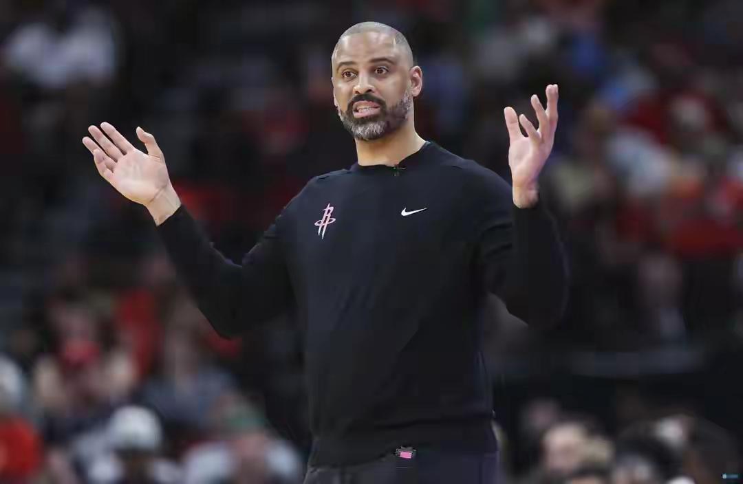 乌度卡就是不给史密斯多点战术

火箭轻松战胜摆烂的爵士，史密斯砍下31分9篮板3