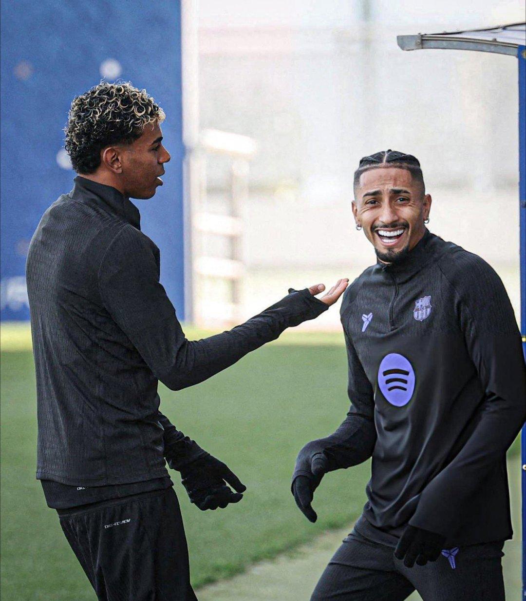 拉菲尼亚： 亚马尔总是低头玩手机。他总是刷TikTok、WhatsApp、Ins