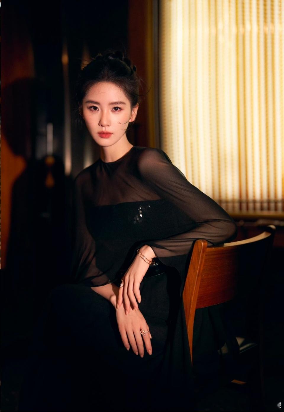 #刘诗诗穿了未发布款高定# 一字肩长裙造型真的好有气质~ 姐的天鹅颈好绝[求关注