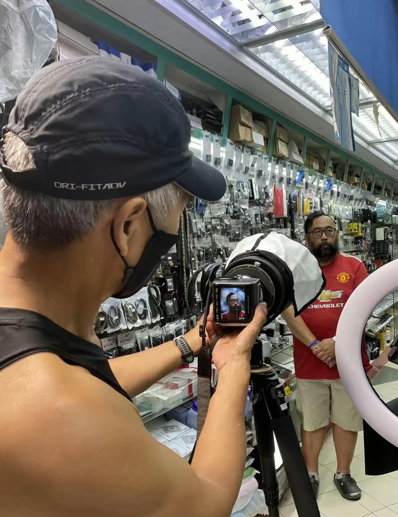 香港街头偶遇周润发 网友香港街头偶遇与好友交流摄影技巧，好身材依旧能打！ 