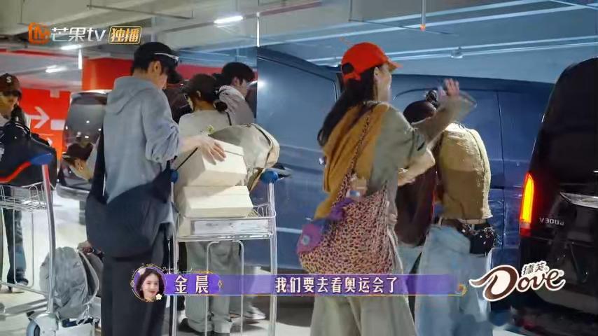 #金晨周雨彤邓恩熙有自己的燃冬##花儿与少年#金晨、周雨彤、邓恩熙有自己的燃冬，