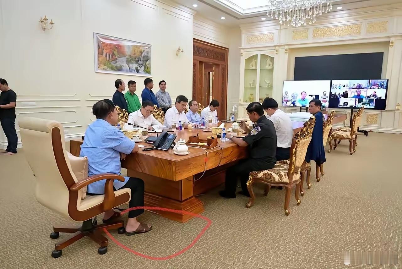 柬埔寨首相发声洪森穿拖鞋，喝星巴克，召开军事会议，并通过视频系统向前线发布命令。