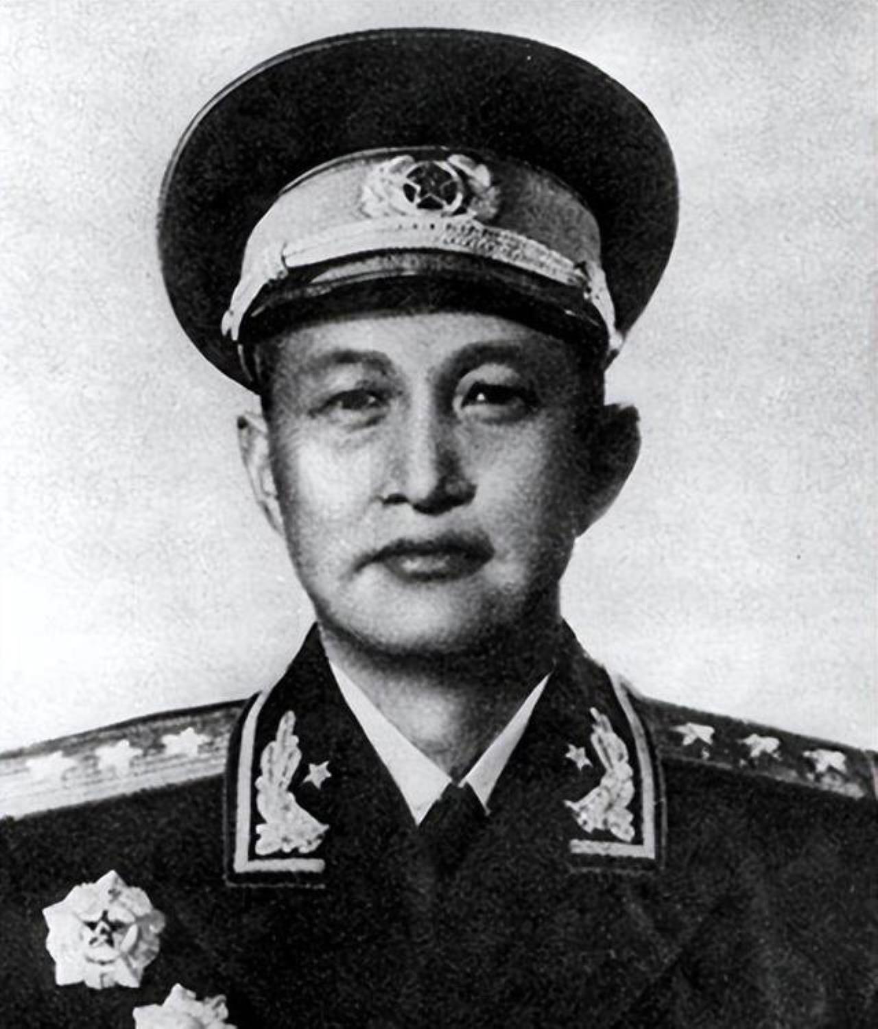 红军长征过草地时，洪学智已担任红四军政治部主任。恶劣的环境让他不幸染上伤寒，持续