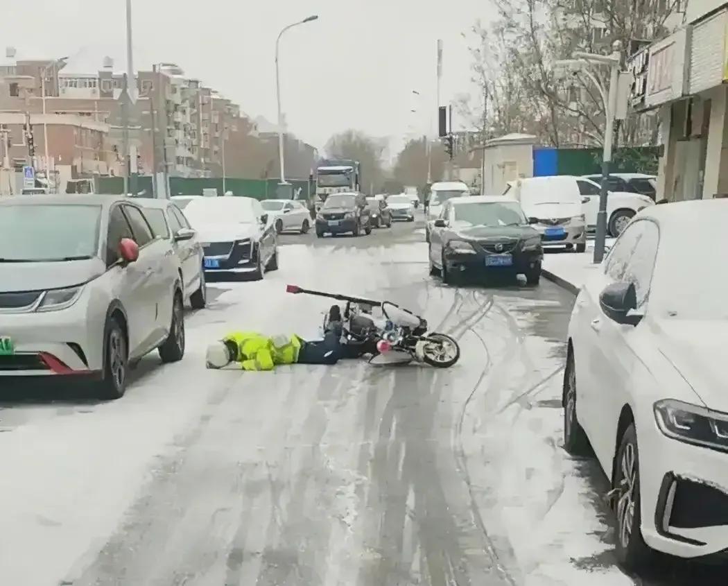 下大雪了，敬业的交警。

