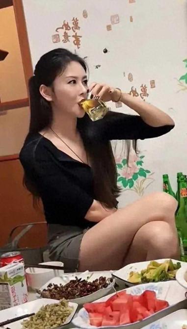 两人上班同时打瞌睡，一张罚款通告，一张表彰通告（故事演绎）
 

 
下午四点，