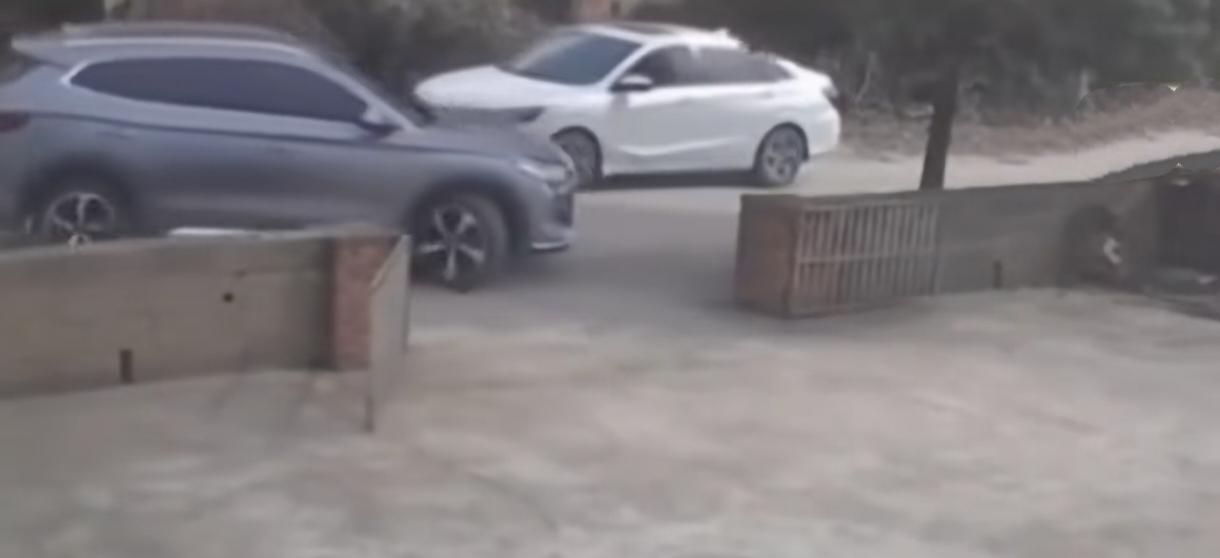 自己家就不能门扩大点吗？一边敲掉一米[吐舌]车子前后都刮蹭，掉漆了。能不能倒车入