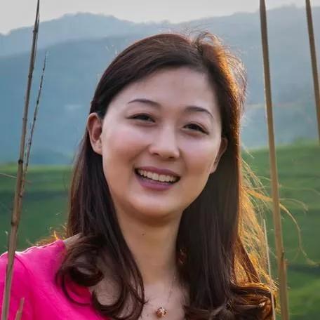 绿野芳菲处，笑语春风里。