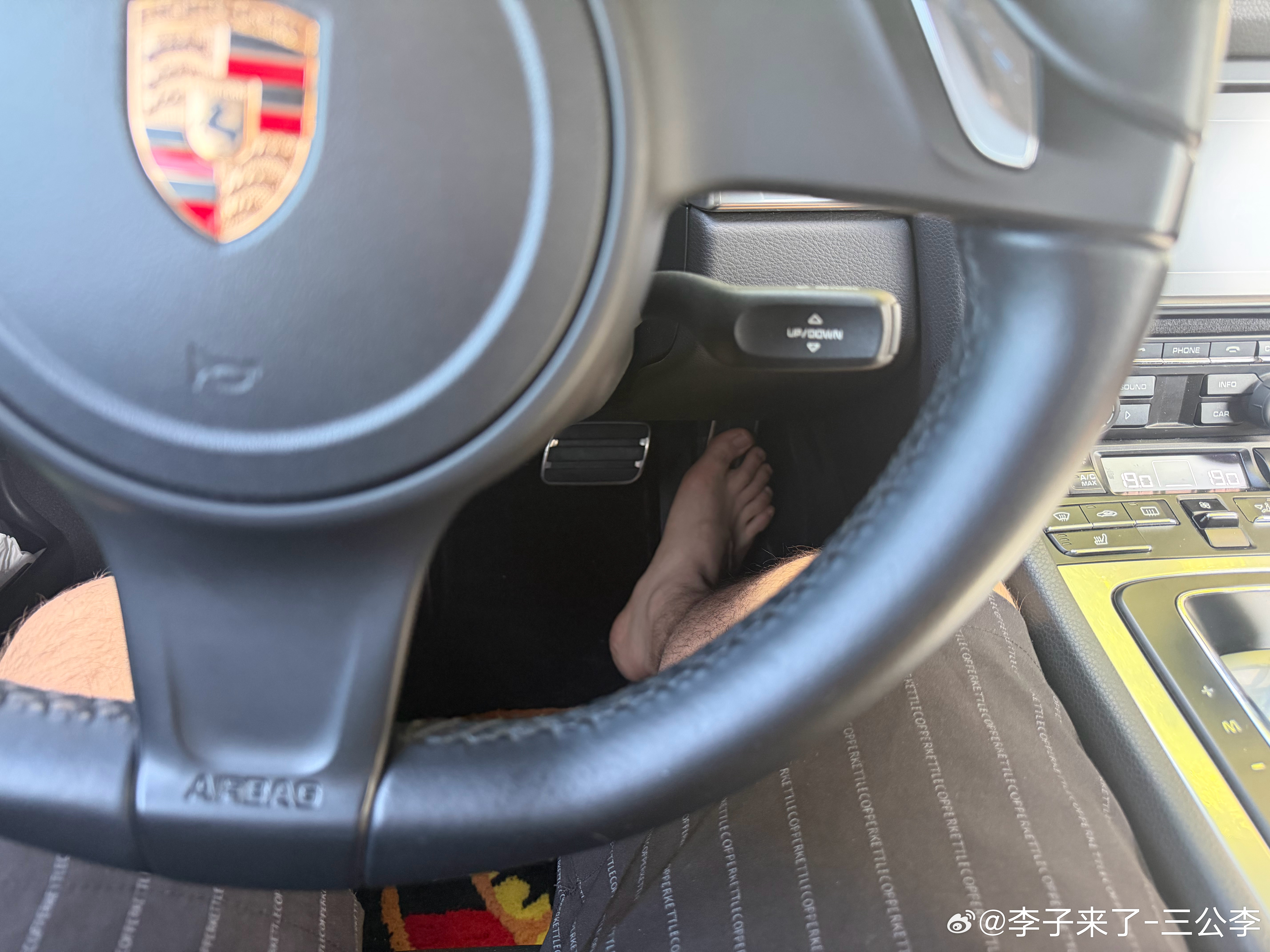 大家都知道穿拖鞋开车违反道路交通法但是光脚开车是OK的但是不推荐大家这样做曾经我