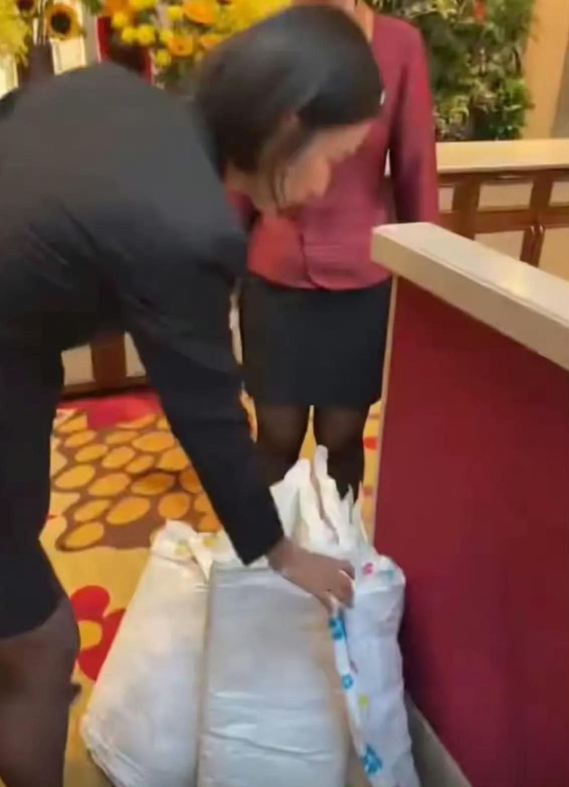 游客入住澳门酒店，把房间的枕头偷了，退房的时候被发现了，还一副理直气壮毫无悔过的