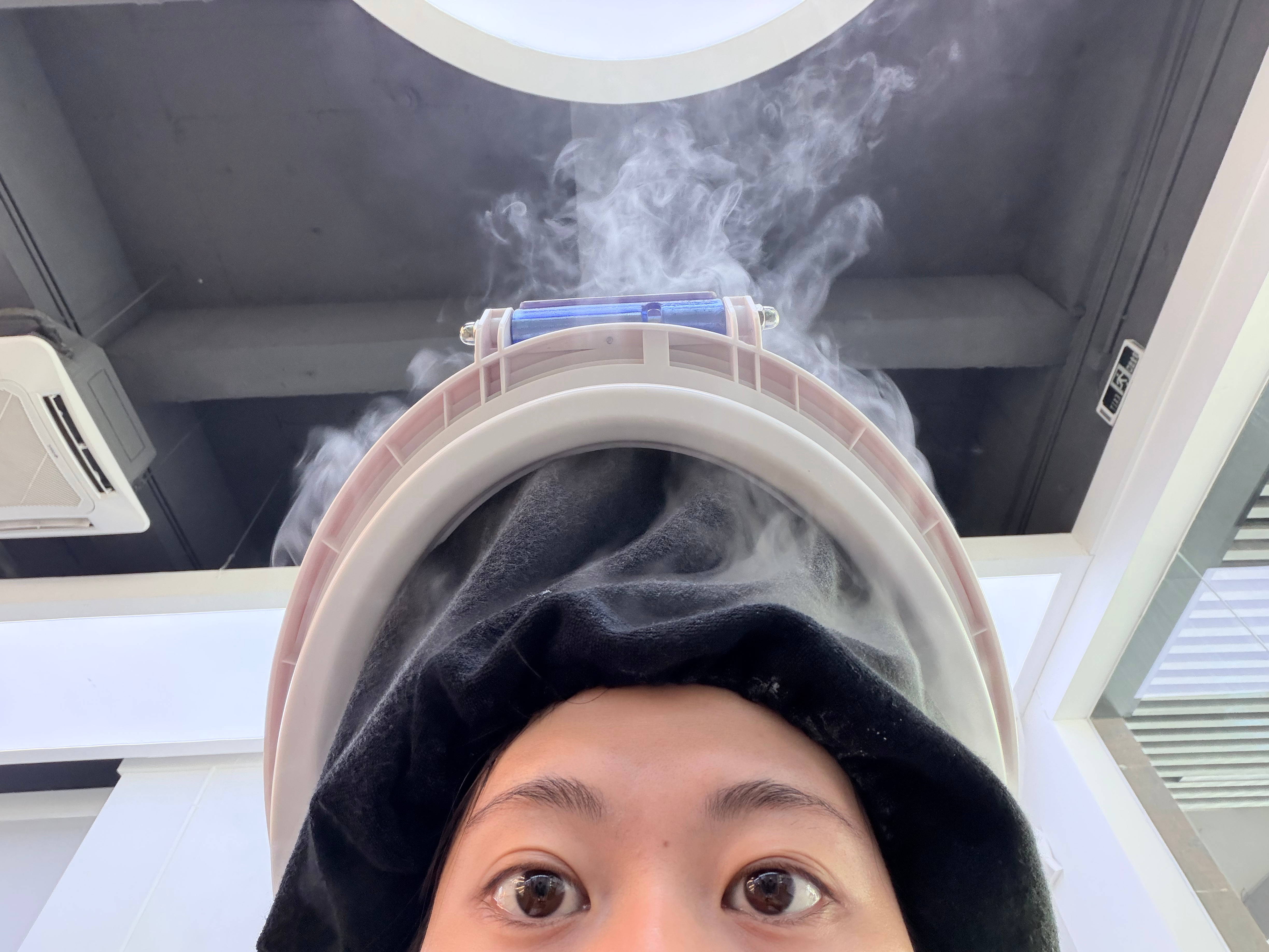 回到家第一件事先把糟糕的头发状态处理一下昨晚真的热死了，开着空调都觉得很热期待接
