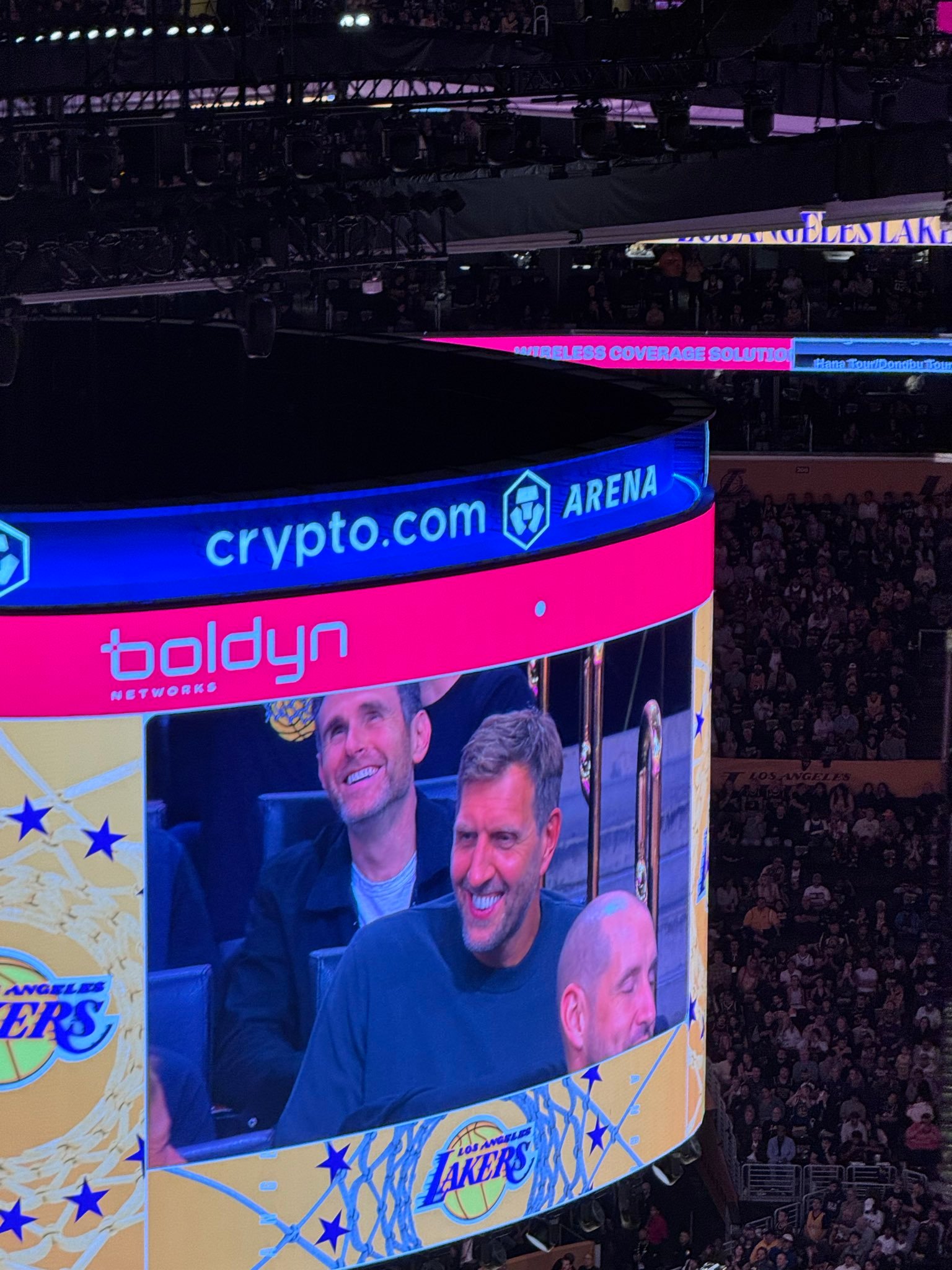 德克在 勇士vs湖人 比赛现场，见证卢卡迎来他在湖人的全新赛季首秀。nba新赛季