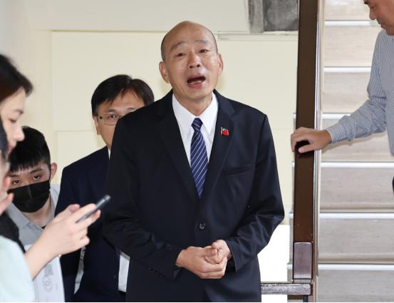 韩国瑜立院怒呛傅崐萁“辞总召”，傅崐萁千字长文回应。但真正让这场风波没闹大的，是