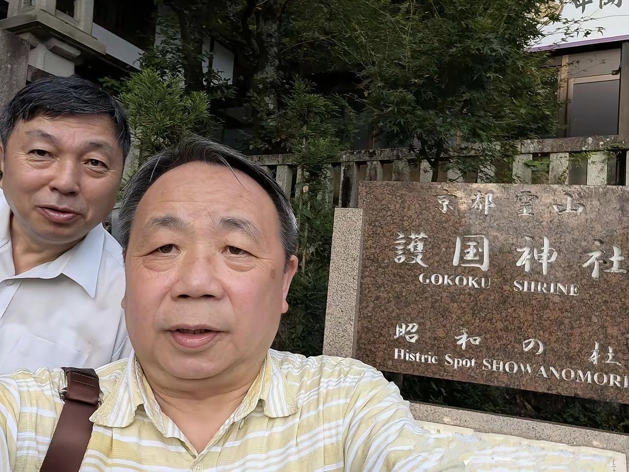 看见这这张照片就愤怒。
他否定南京大屠杀，否定731部队的罪恶，现在悍然去参拜灵