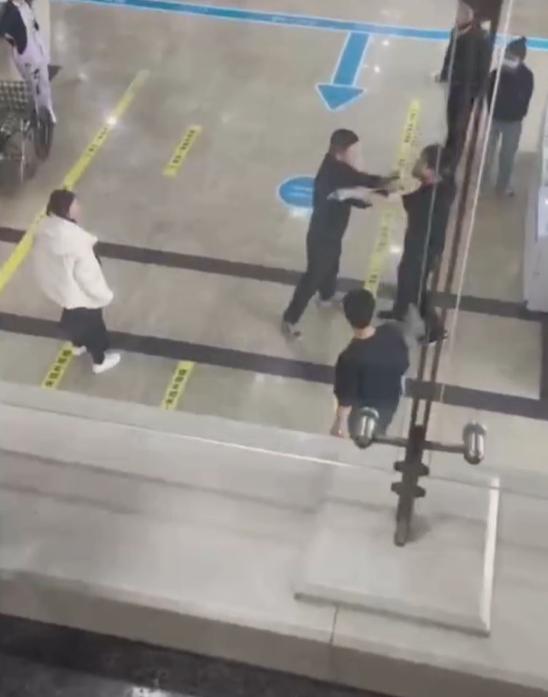 真是开眼了！一个大男人，居然因为男医生给孕妻做彩超，当场崩溃撒泼🤬
事情就发生