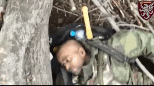 乌克兰战场首现非洲雇佣兵被“去军事化”画面。1名加入俄军的非小哥受伤不能动弹，被