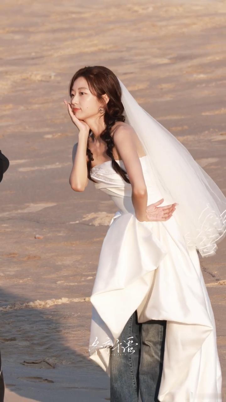 孙千婚纱里是牛仔裤孙千婚纱里穿牛仔裤绝美海边婚纱路透意外解锁暖心幕后，白纱里面搭
