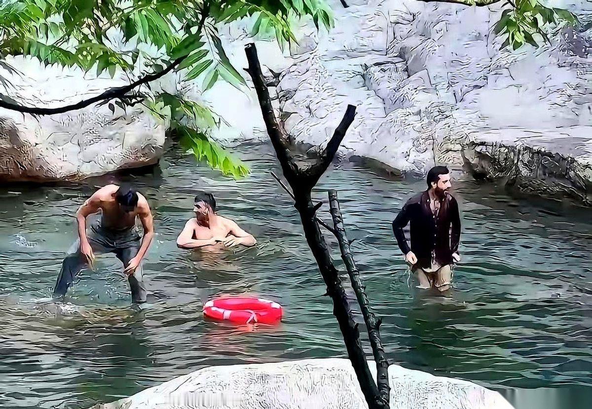 最扎眼的不是那几个老外在庐山瀑布底下泡澡，是他们把岸边的救生圈，当成了游泳玩具。