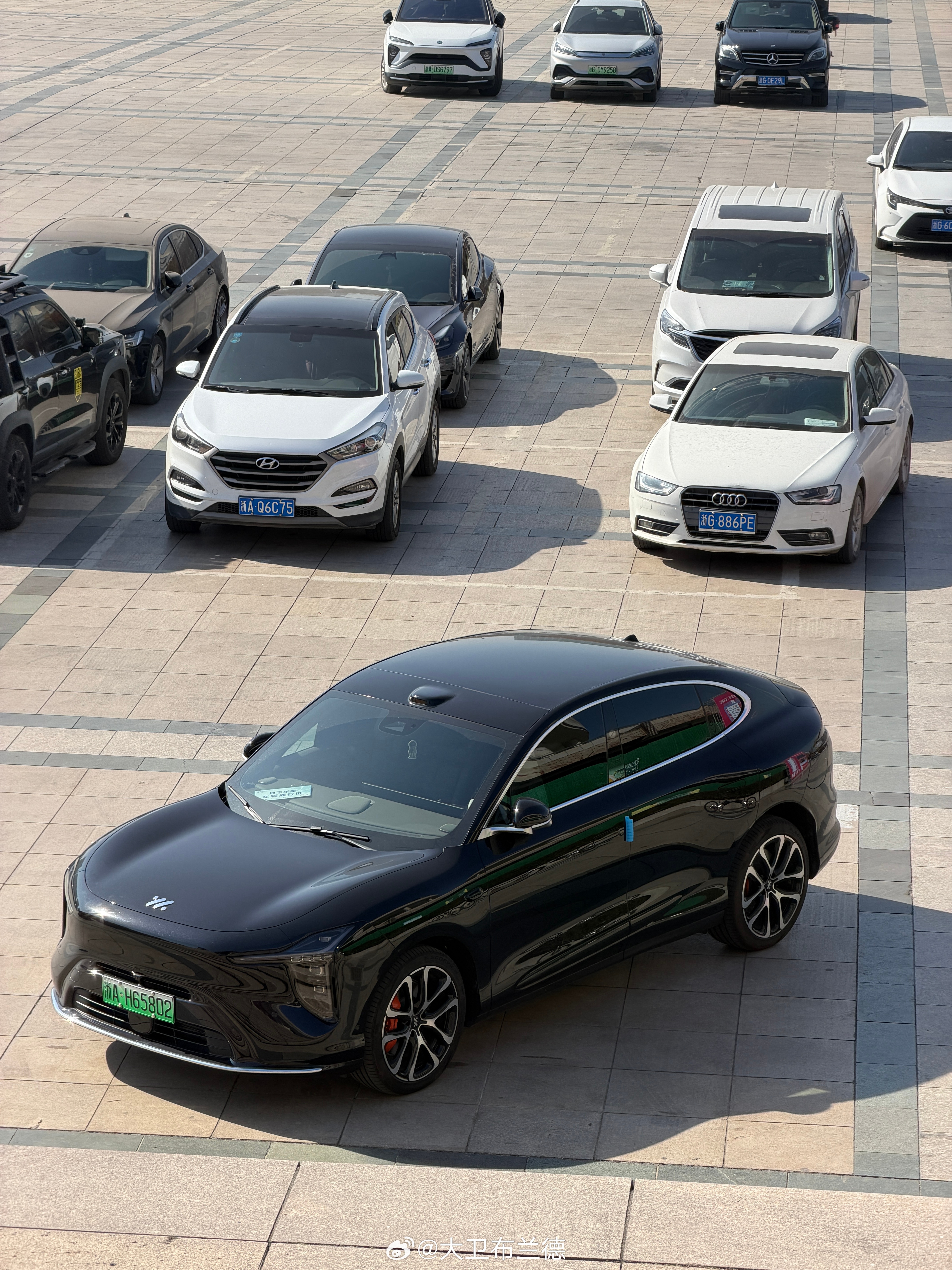 智己这个外观没话说相当可以就是内饰油腻了一点 