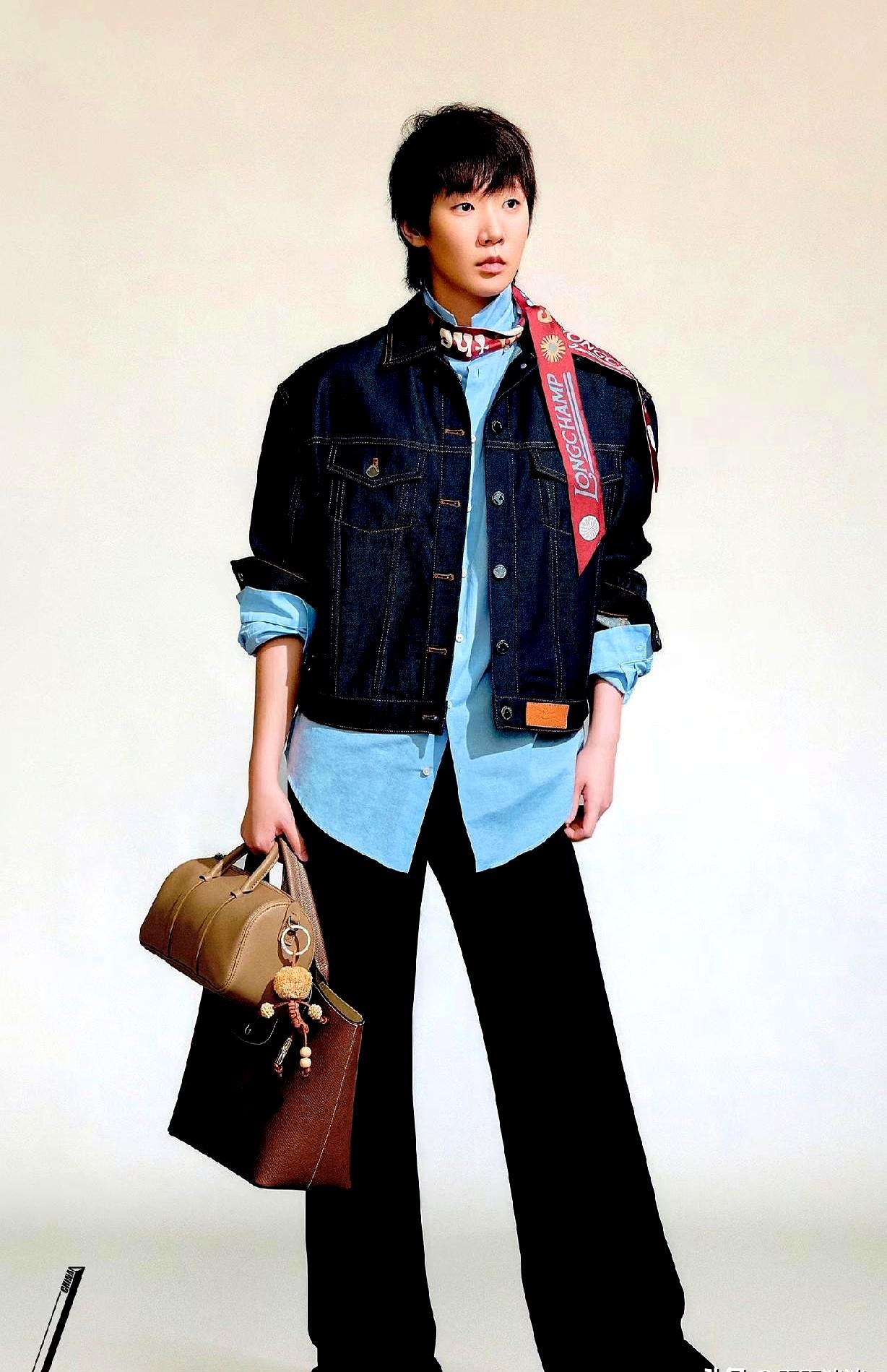 王曼昱，短头发单眼皮，脖子一系丝带直接变超模。珑骧给她拍大片，包包卖断货。
 