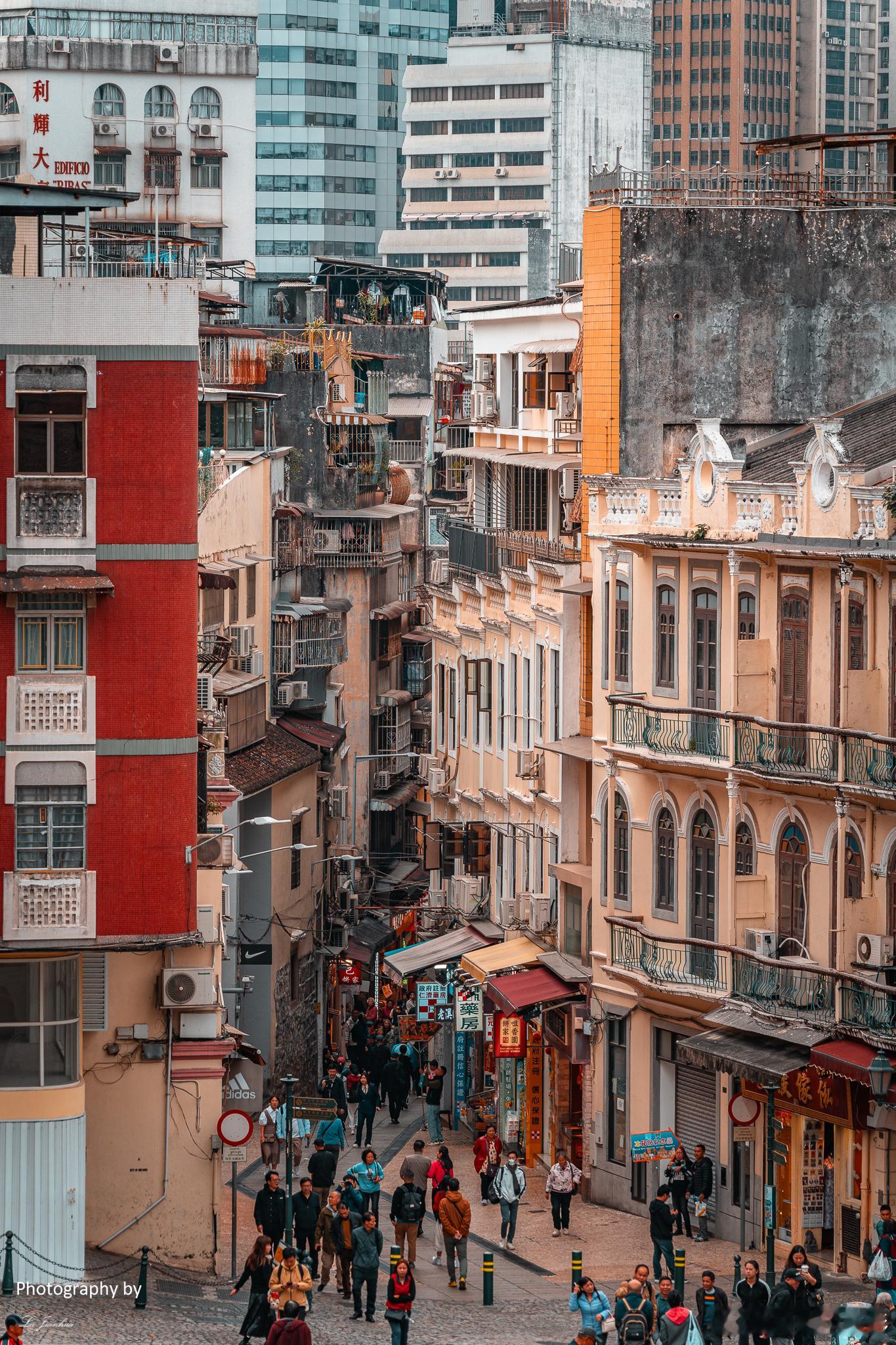 澳门大三巴牌坊，大概是去澳门都要打卡的地方，其实沿着大三巴的山腰朝下走，来到澳门