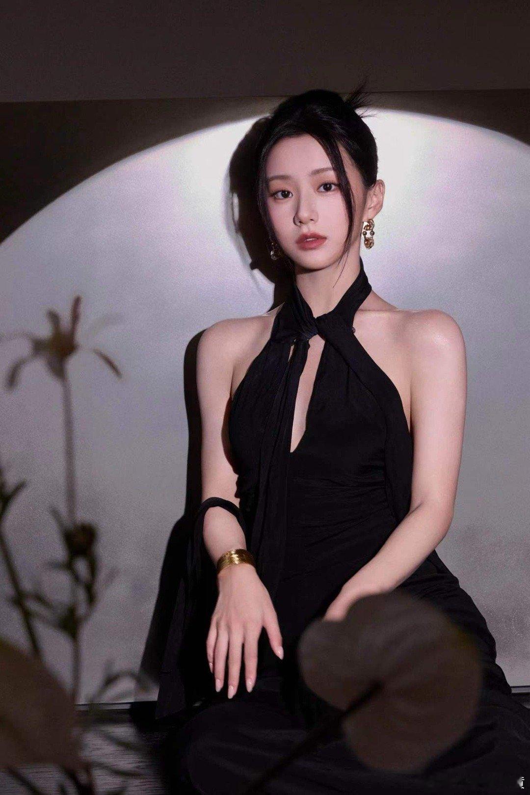 🌸冷感蜜桃妆来袭！#王亚飞给包上恩化的冷感蜜桃妆# 完美融合甜美与冷峻，包上恩
