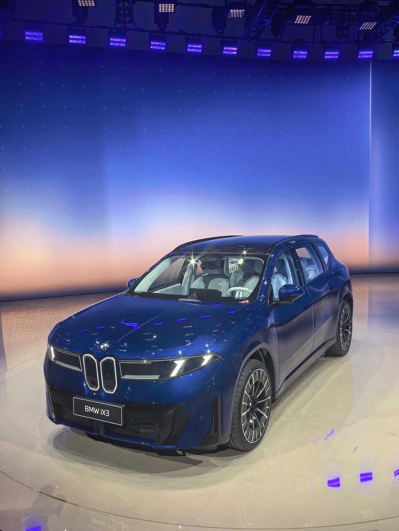 宝马，在中国卖纯电车，轴距超过3米，搭载800V，今年四季度上市。
听到这串信息