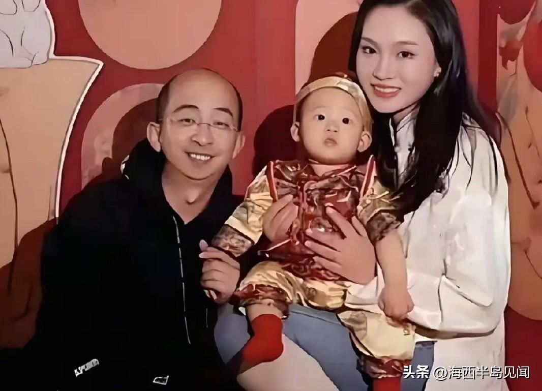 巨兴茂早年以特色外形出演众多配角，被网友戏称“最丑男星”，后来转型导演大获爆火，