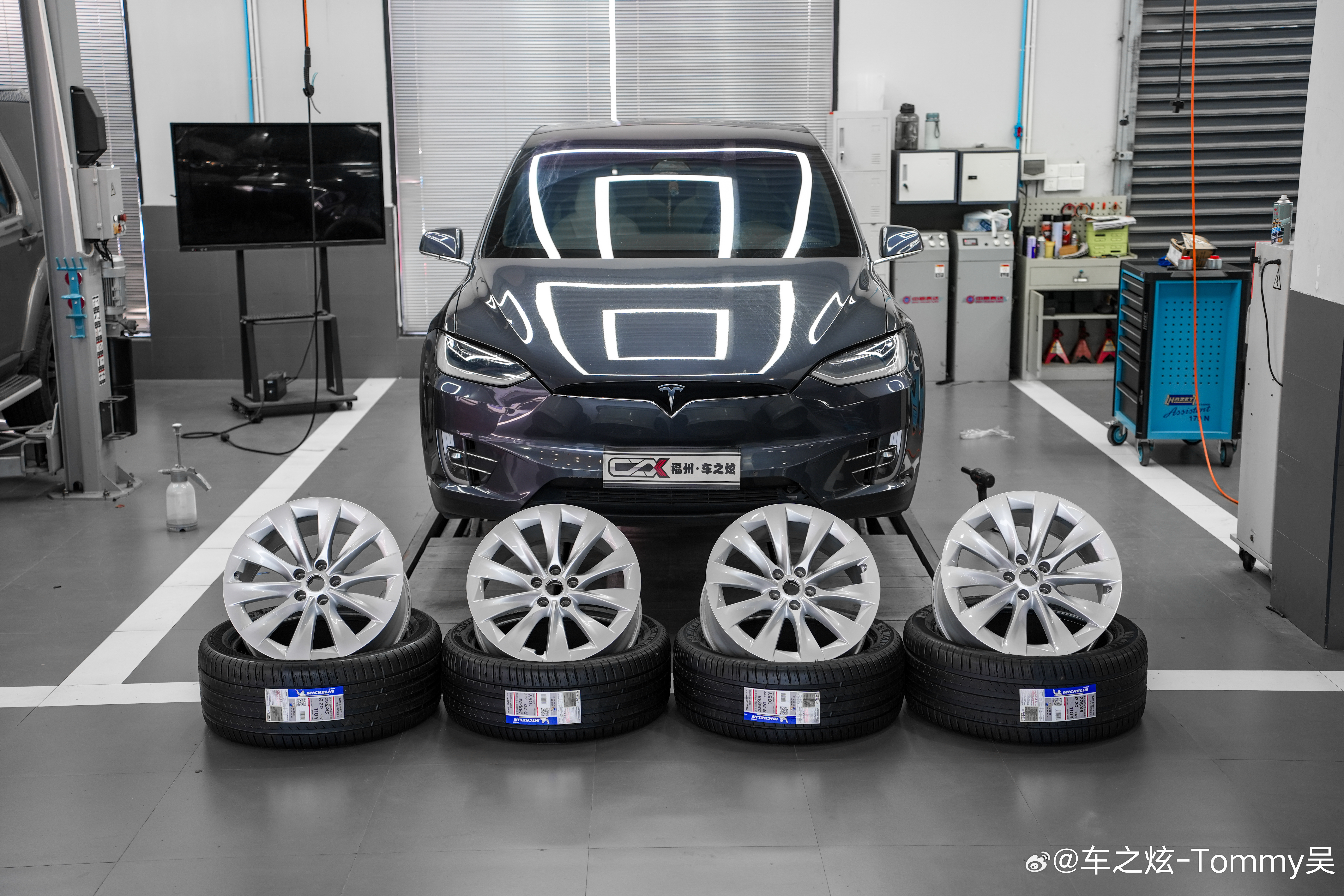 特斯拉Model X改装 米其林轮胎搭配原厂拆车20寸轮毂安装完毕 我们通过Hu