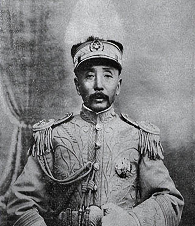 张作霖，东北王，这名头听着霸气，可他的发家史，怎么看都像一部“求上位”的血泪史。