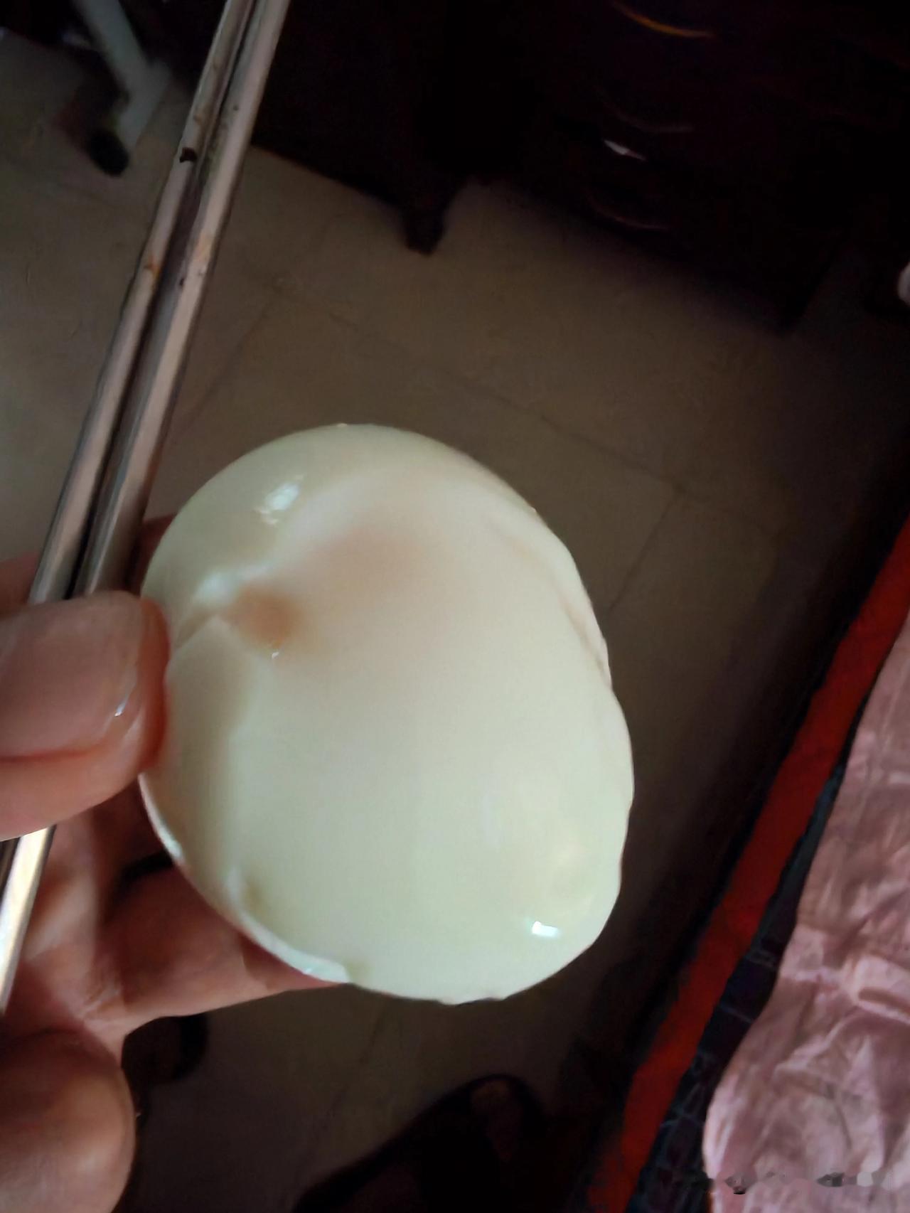 这鸡蛋煮的绝对技术。我家的煮鸡蛋，也不知道煮了多久，剥皮的时候蛋清都颤颤巍巍的，