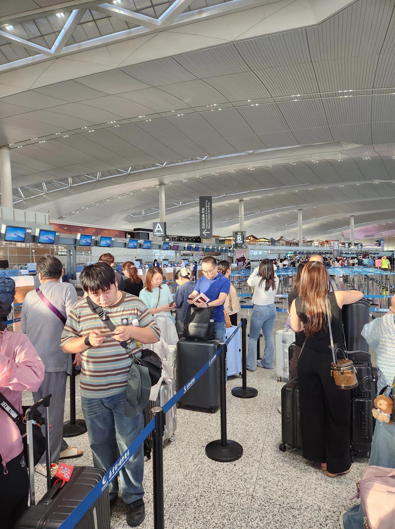 早上五点，机场全是人。
我这一片都是去香港的，香港航空一片，国泰一片。
看来暑假