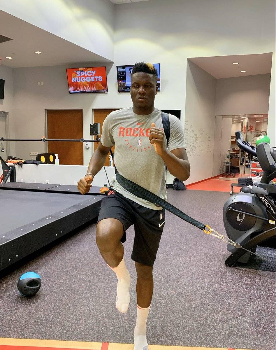 火箭队的中锋卡佩拉，应该是去年夏天最好的签约之一，火箭队可能预感到了亚当斯会因为