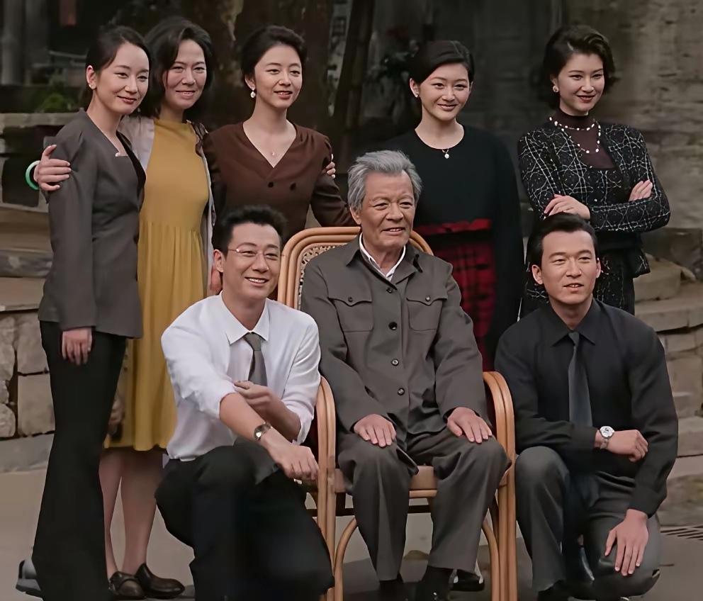 追剧《我的山与海》合影照上坐在C位的老爷子身穿中山装、脚穿大皮鞋，右边是大款女婿