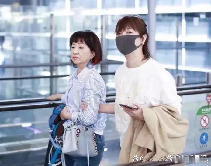 徐静蕾和婆家走机场，穿搭朴素不抢婆婆风头，难怪黄立行这么爱她 