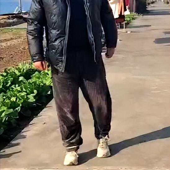 脊髓损伤还能再站起来吗？能！不仅能站还能走
 
三个月前，徐先生被紧急送进我们医