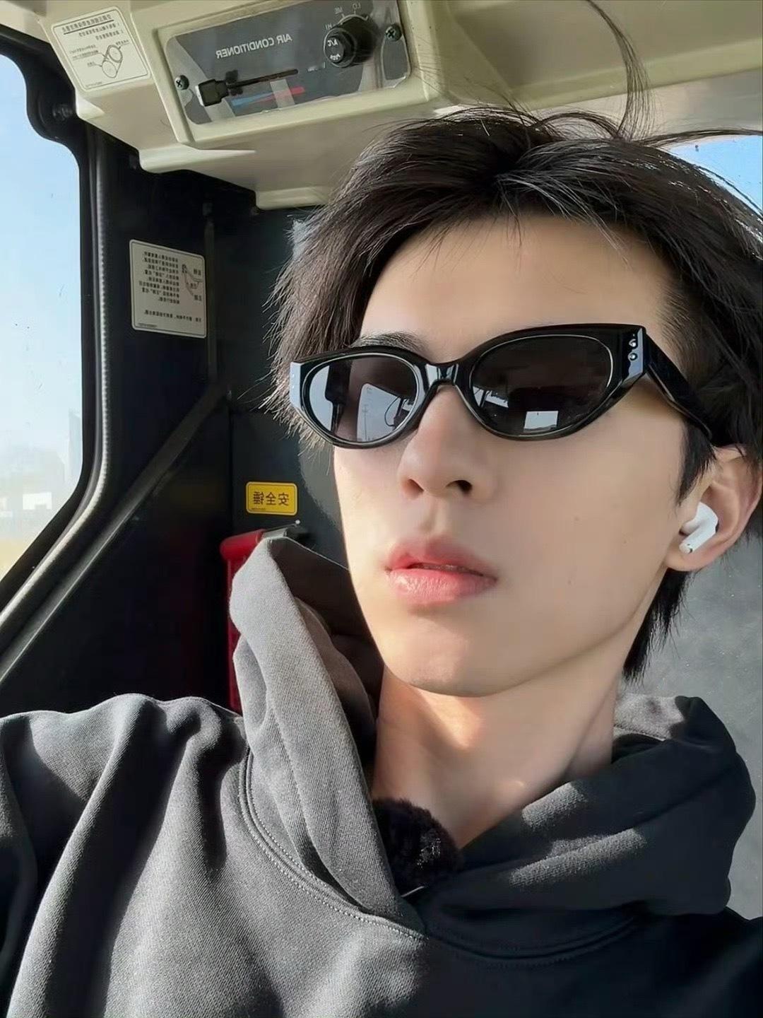 何浩楠小帅上班日  何浩楠上班  何浩楠上班日啊啊啊啊小帅又帅了！ 何浩楠[超话