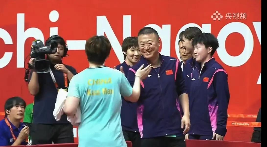 【蒯曼打出极限擦边球，结束了女团决赛，国乒实现亚运女团六连冠 ！】蒯曼对阵伊藤美